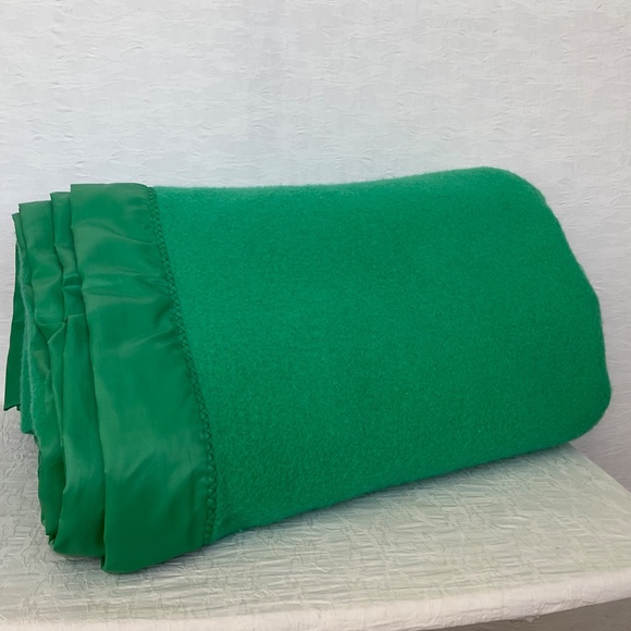 Wool Blanket Green Old Mill Glen Laine by Bainton 100% Wool Blanket Satin Trim - Picture 2 of 13